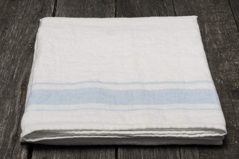 Weißes Leinen-Badetuch mit blauen Streifen