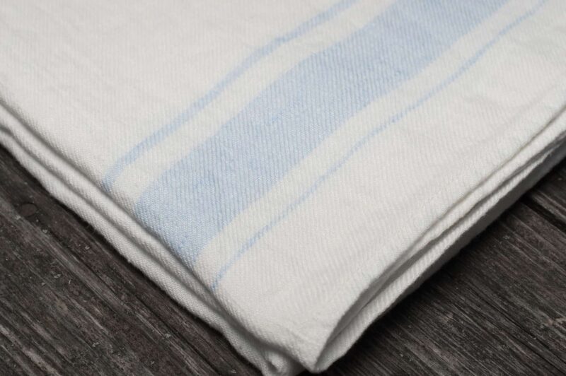 Weißes Leinen-Badetuch mit blauen Streifen – Bild 3
