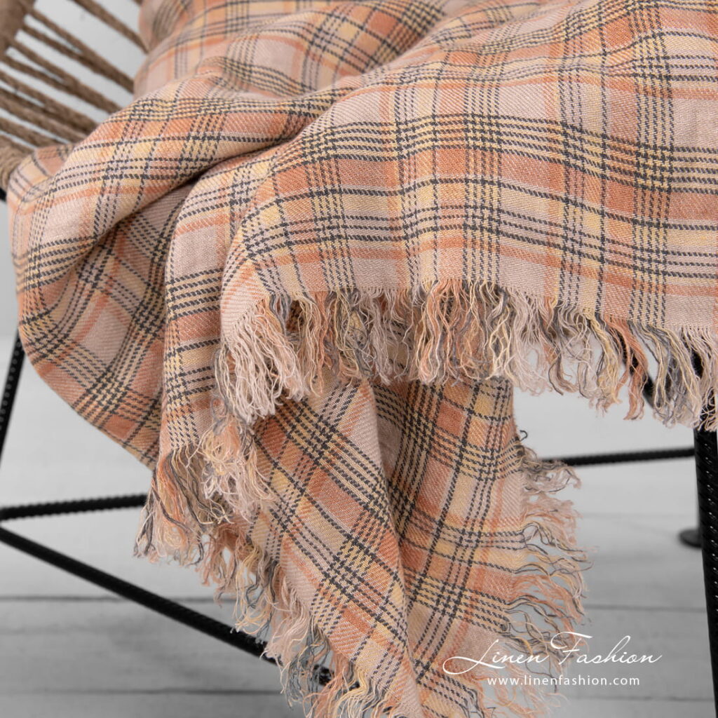 DIEGO Plaid kariert 3 checked linen throw, with loose fringes.
