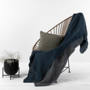TALISMAN Plaid blau 9 Blue blanket in linen cotton in size 160x220cm.