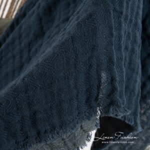 TALISMAN Plaid blau 11 Blue blanket in linen cotton blue with loose fringes.