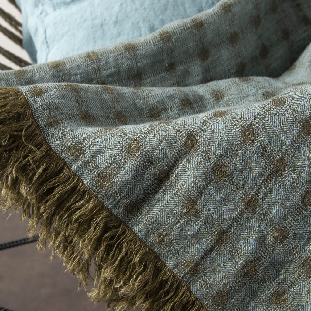 WILO Plaid bläulich 3 WILO bluish linen blanket with fringes