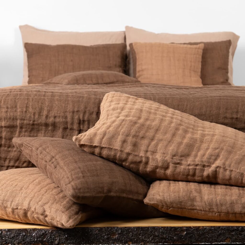FONDA Tagesdecke braun 6 brown linen bedspread, with decorative cushions