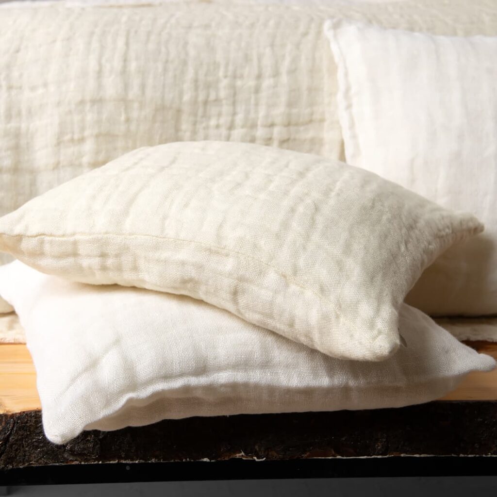 FONDA Tagesdecke vanille 6 white cream linen bedspread, with decorative cushions