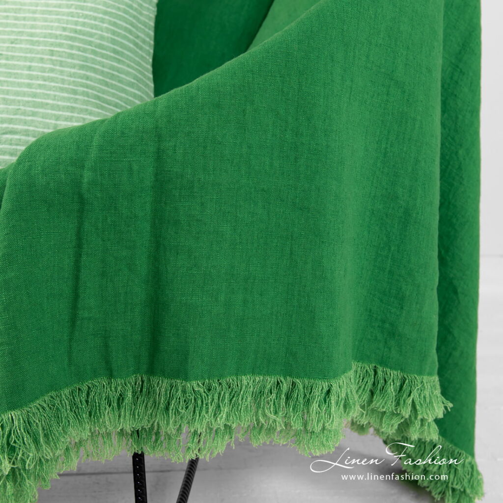 FOREST Plaid grün 5 linen green throw with loose fringes.