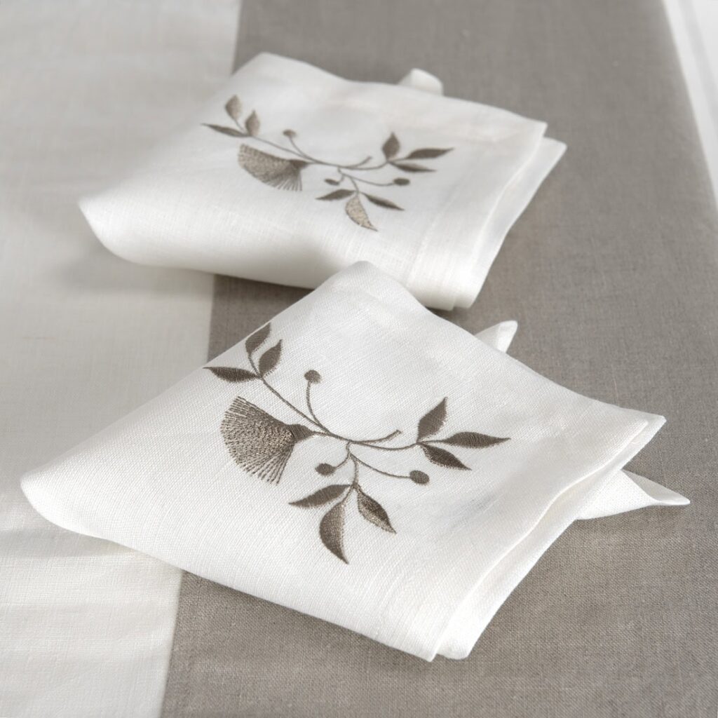ORSON Serviette milchweiß 2 Off-white napkin with brownish floral stitching, 100% linen