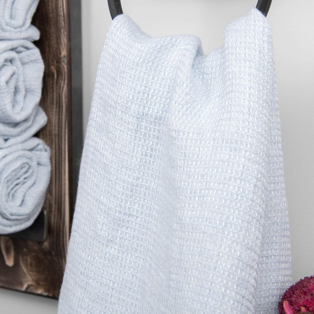 PURO Handtuch eisblau 2 PURO light blue linen towel in waffle pattern