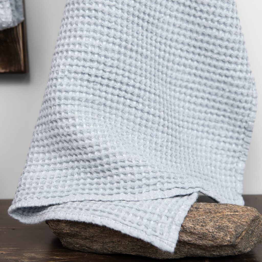 BINGO Handtuch eisblau 2 Linen cotton blue waffle towel, washed.