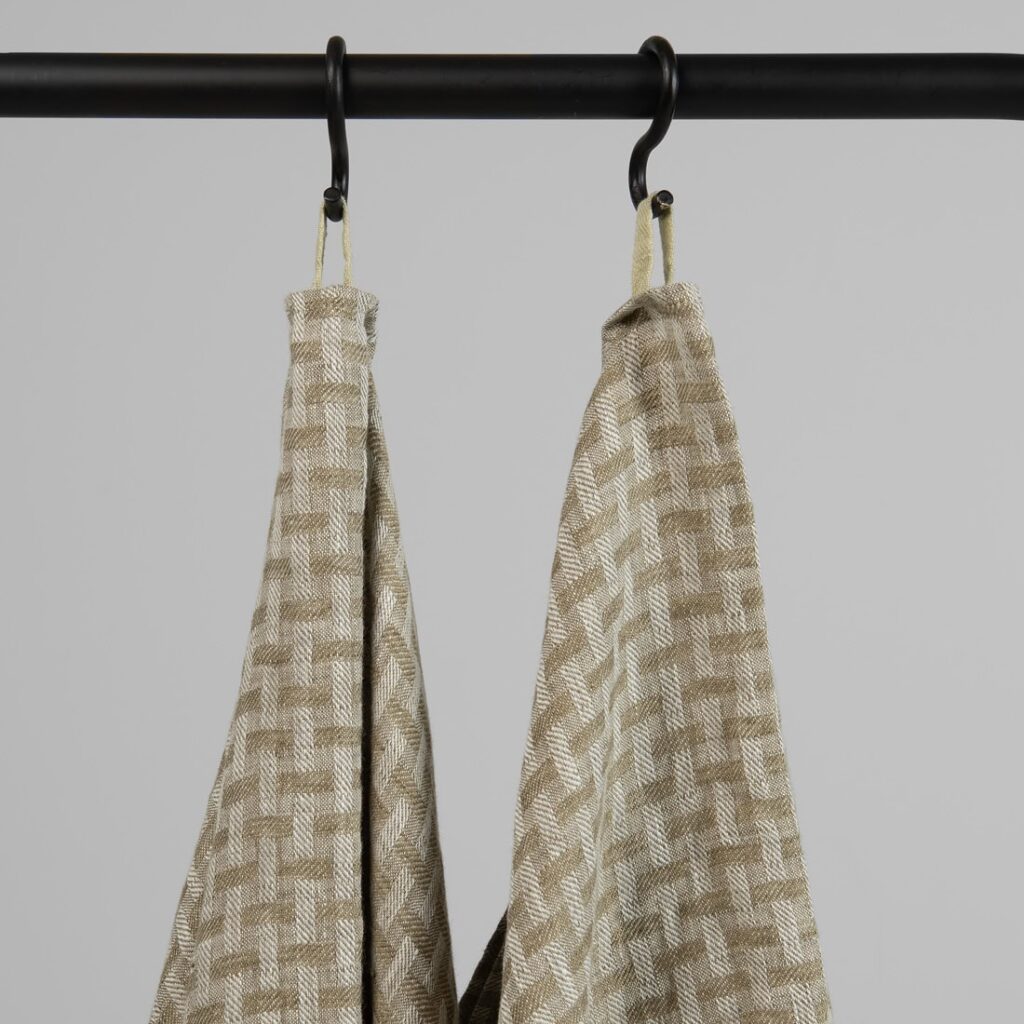 MARGO Handtuch grün gemustert 2 Green linen patterned bath towel, with hanging loops