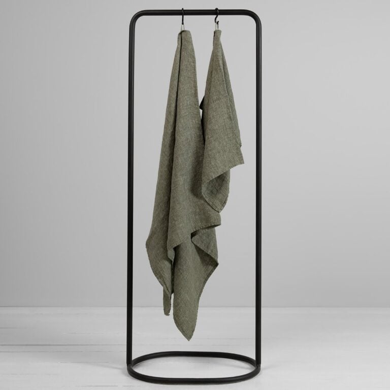 Dark green linen patterned bath towel