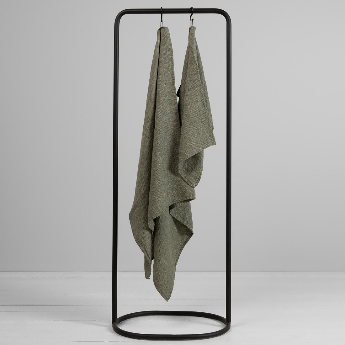 Dark green linen patterned bath towel