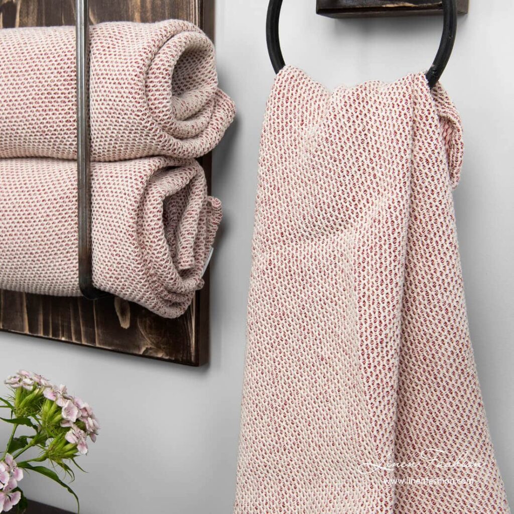 MORO Handtuch rot 2 Linen blend bath towel woven from dark red & off white yarns