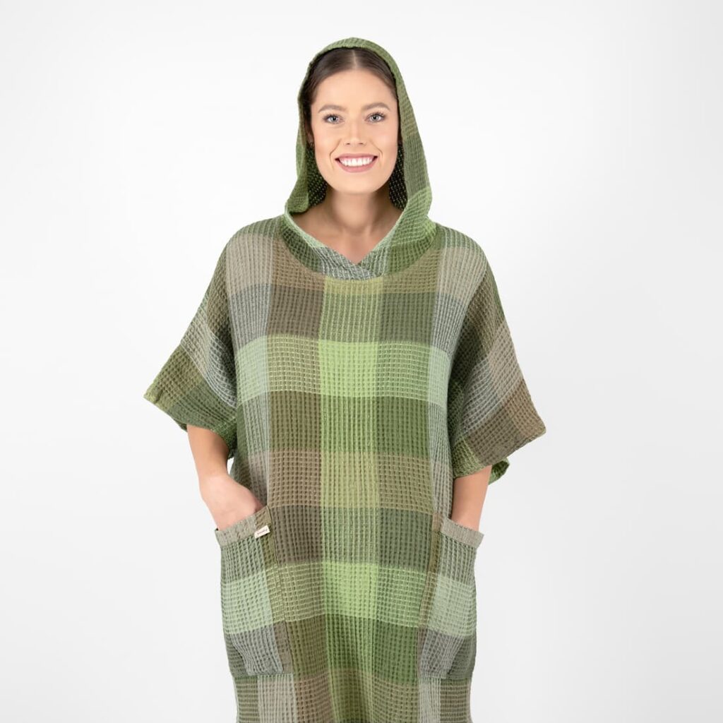 BINGO Poncho moosgrün 3 green linen poncho with hoodie.