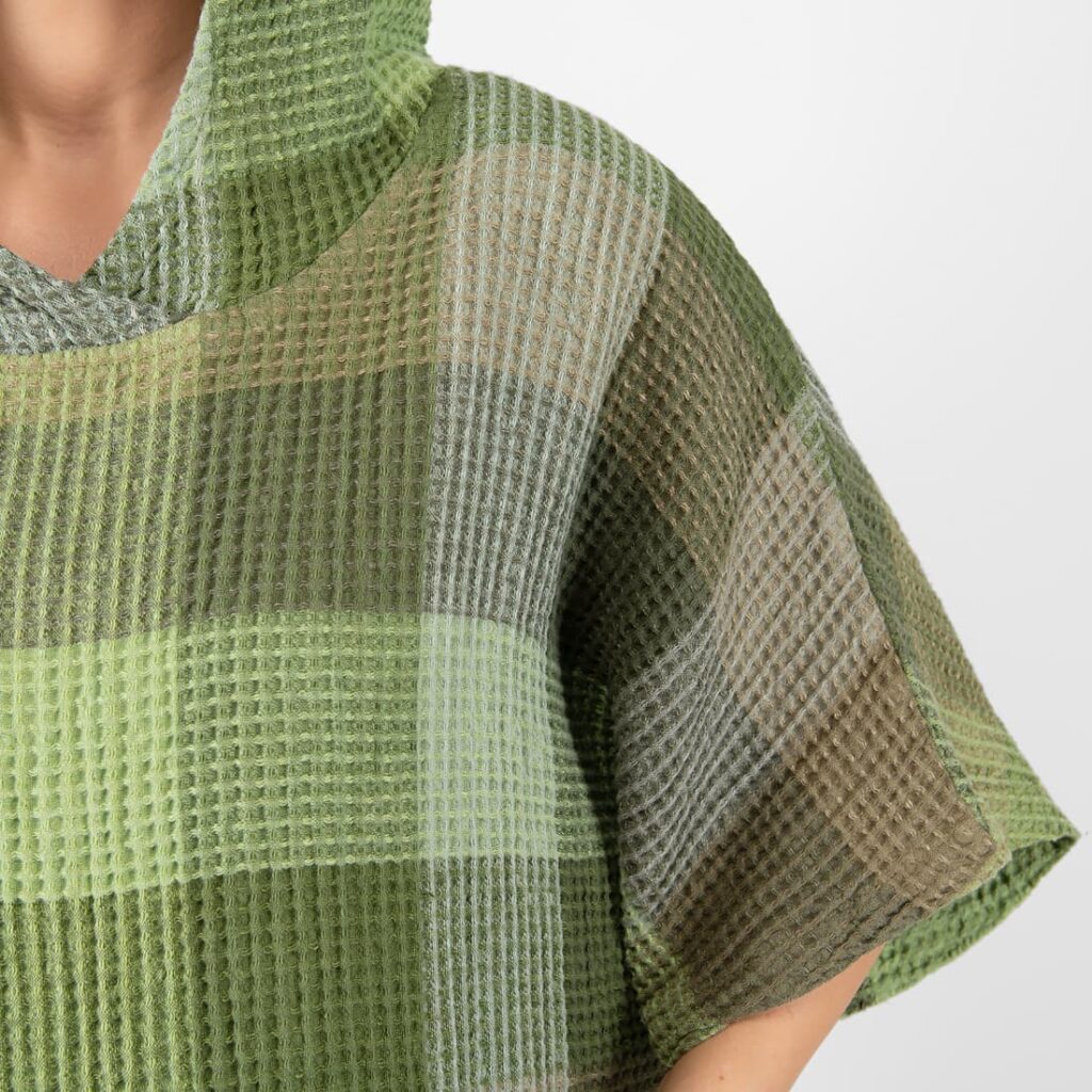 BINGO Poncho moosgrün 4 green linen poncho waffle, big checks.
