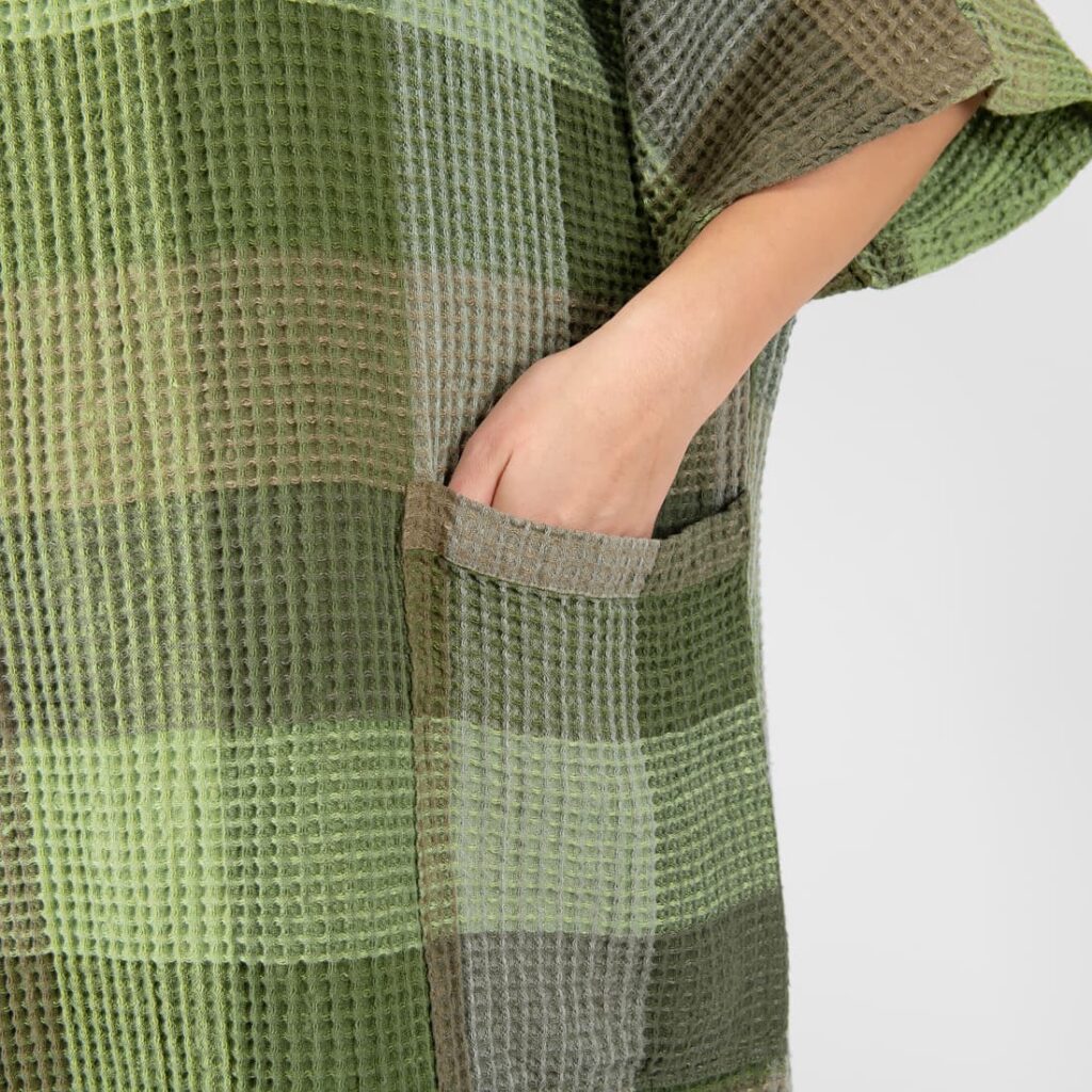 BINGO Poncho moosgrün 5 green linen poncho with pockets.