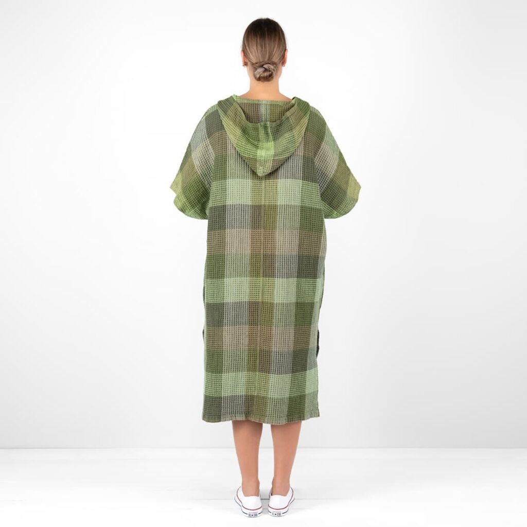 BINGO Poncho moosgrün 6 green linen poncho from backside.