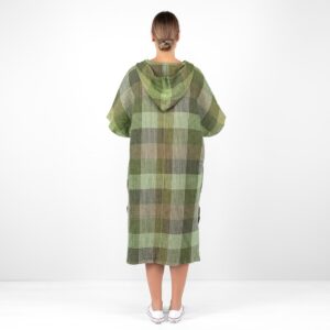 BINGO Poncho moosgrün 12 green linen poncho from backside.