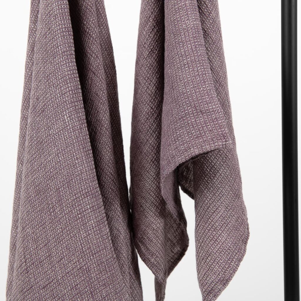 PURO Handtuch violett 2 linen violet bath towel, waffle.