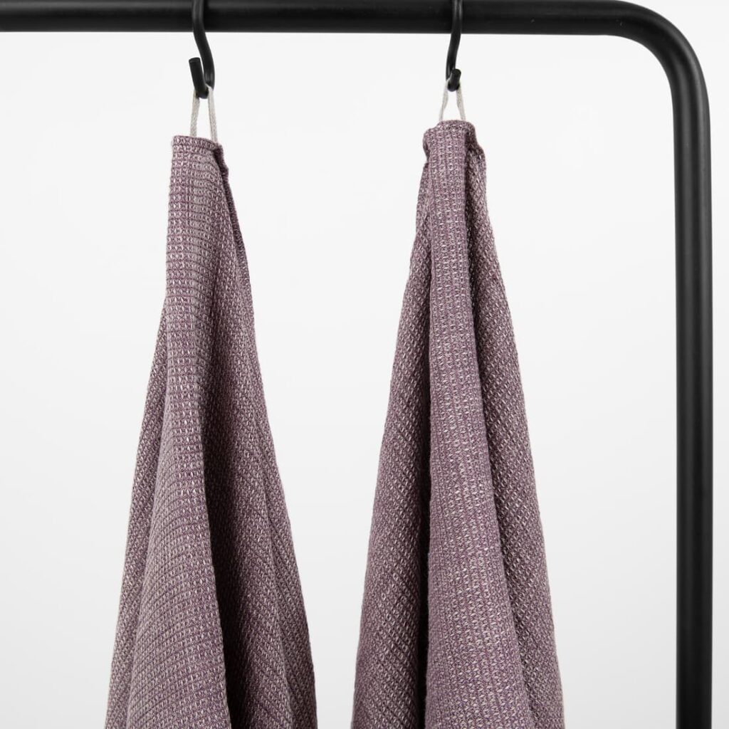 PURO Handtuch violett 3 linen violet bath towel with hanger.