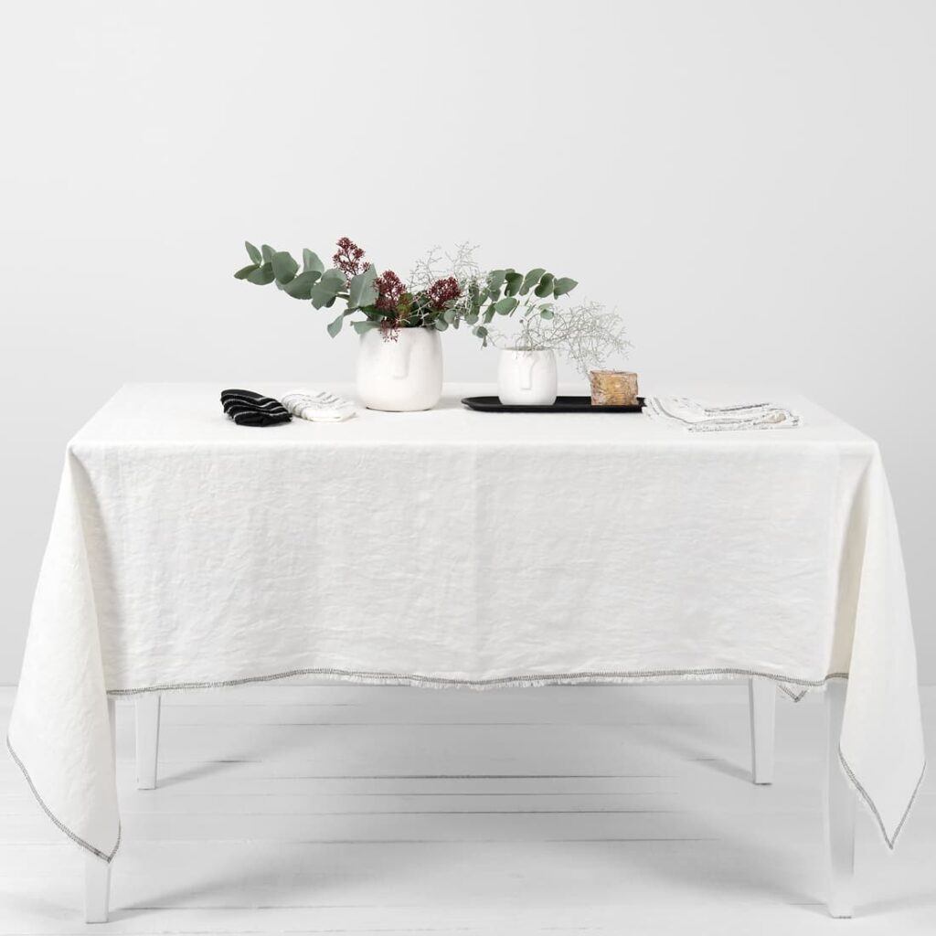 ALBA Tischdecke weiß 1 white linen tablecloth with decorative seam.