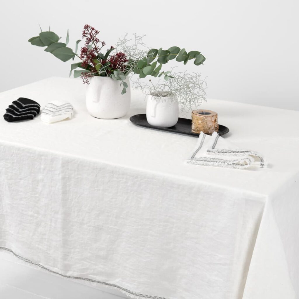 ALBA Tischdecke weiß 2 white linen tablecloth with decorative seam, washed.