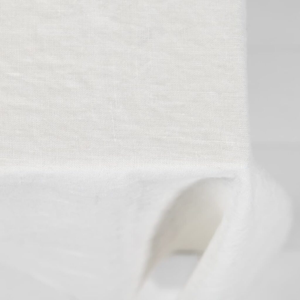 ALBA Tischdecke weiß 4 white linen tablecloth with decorative seam. off white background.