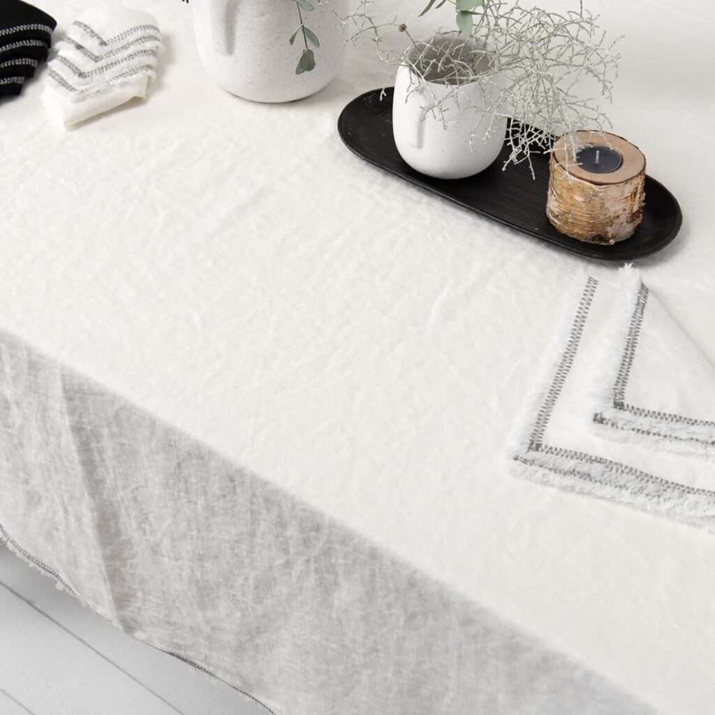 ALBA Tischdecke weiß 5 white linen tablecloth with decorative seam with napkins.