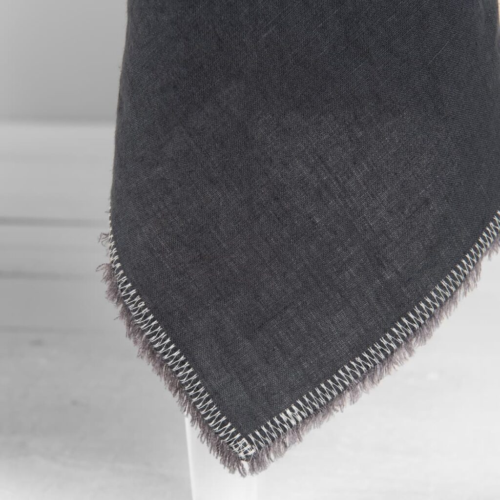 ALBA Tischdecke anthrazit 3 linen grey tablecloth with decorative seam and loose fringes.