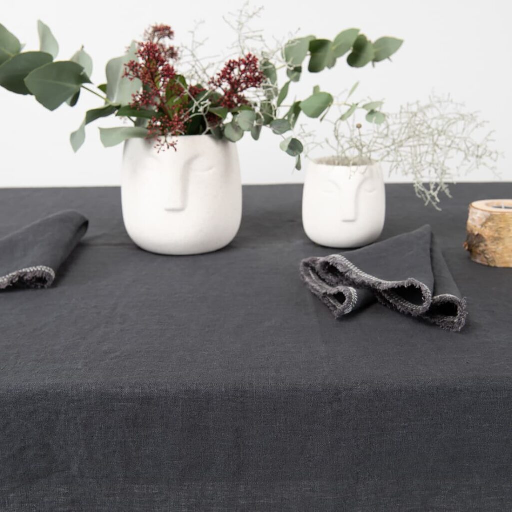 ALBA Tischdecke anthrazit 4 linen grey tablecloth with decorative seam with napkins.