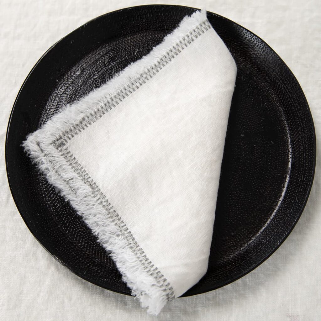 ALBA Serviette milchweiß 1 white linen napkin with decorative stitch.