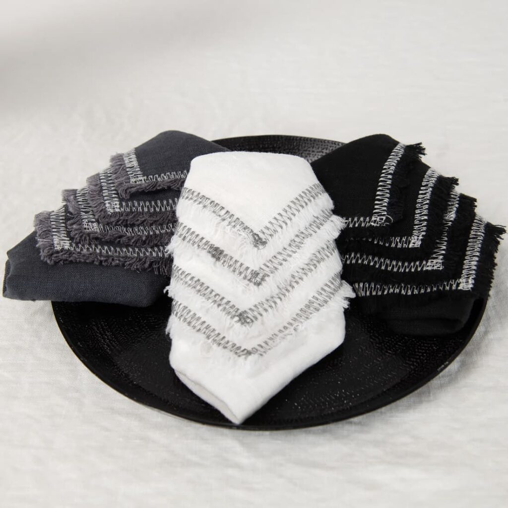 ALBA Serviette milchweiß 2 white linen napkin with decorative stitch in 3 colors.