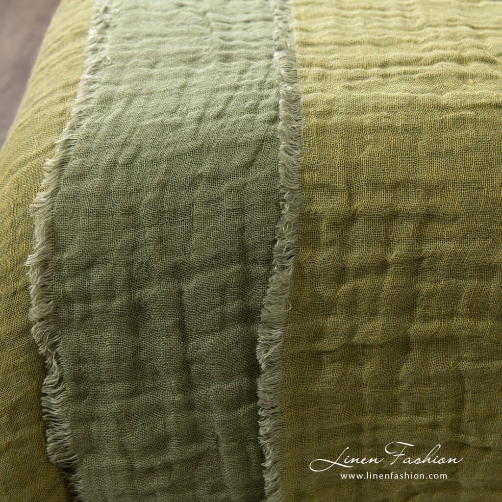 ALOE Tagesdecke grün 2 Linen green bedspread in double sided fabric.