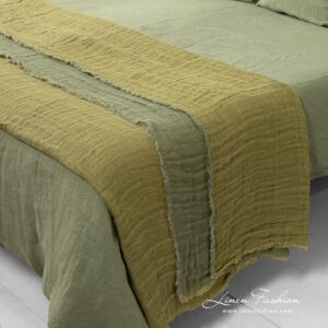 ALOE Tagesdecke grün 11 Linen green bedspread washed in different sizes.