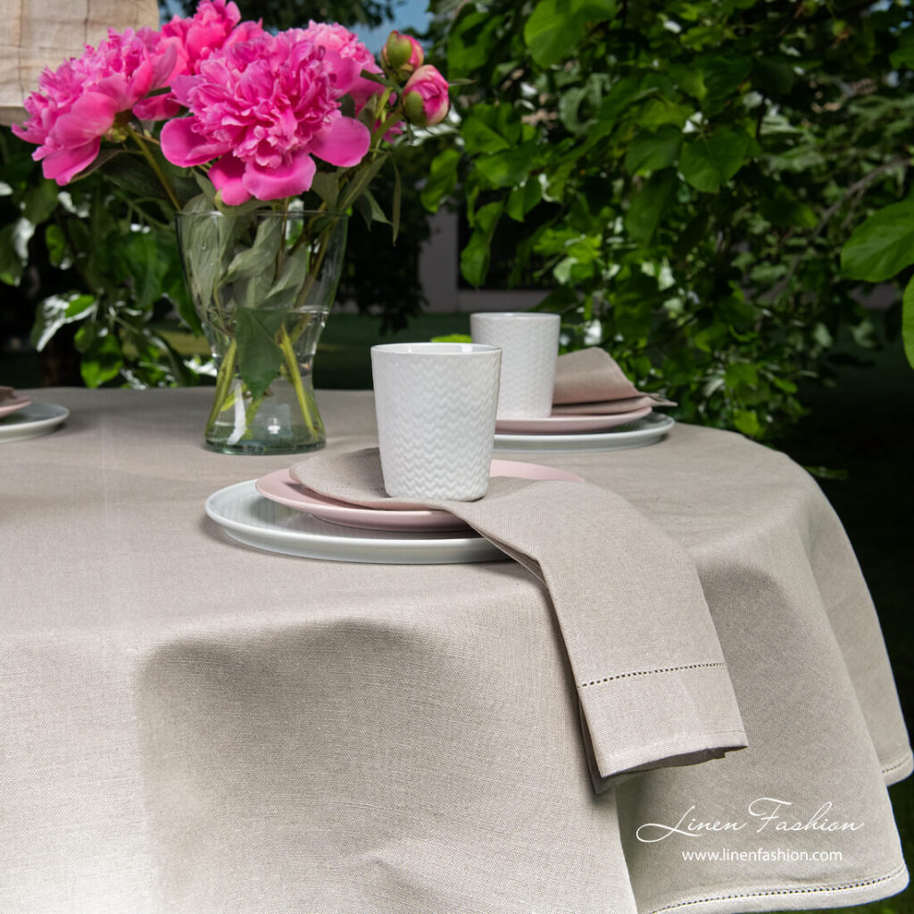 LUNA Tischdecke runde (ovale) graue 3 Close view of dark grey round (oval) linen tablecloth with hemstitch