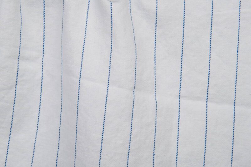 Weißes, blau gestreiftes Halbleinen, vorgewaschen