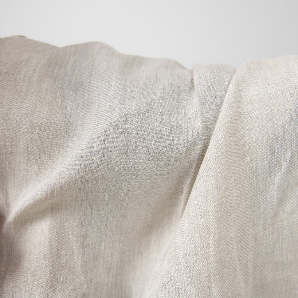 Hellgrauer Leinenstoff 2 Pure linen fabric in light grey close up detail