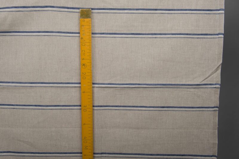 Grauer Leinen-Baumwoll-Stoff mit blauen Streifen – Bild 4