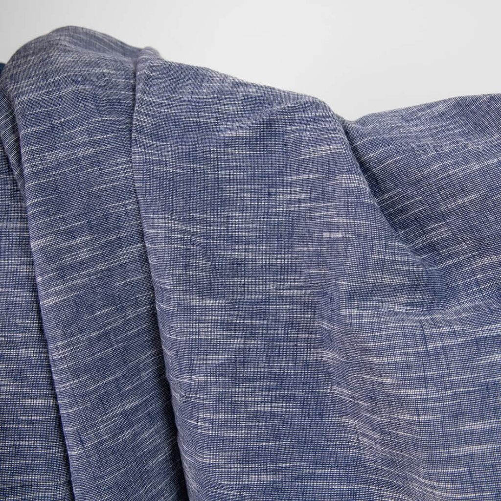 Dunkelblaues geflammtes Halbleinen, vorgewaschen 3 linen cotton washed blue fabric, white stripes irregular