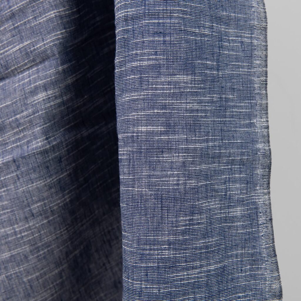 Dunkelblaues geflammtes Halbleinen, vorgewaschen 4 linen cotton washed blue fabric, striped