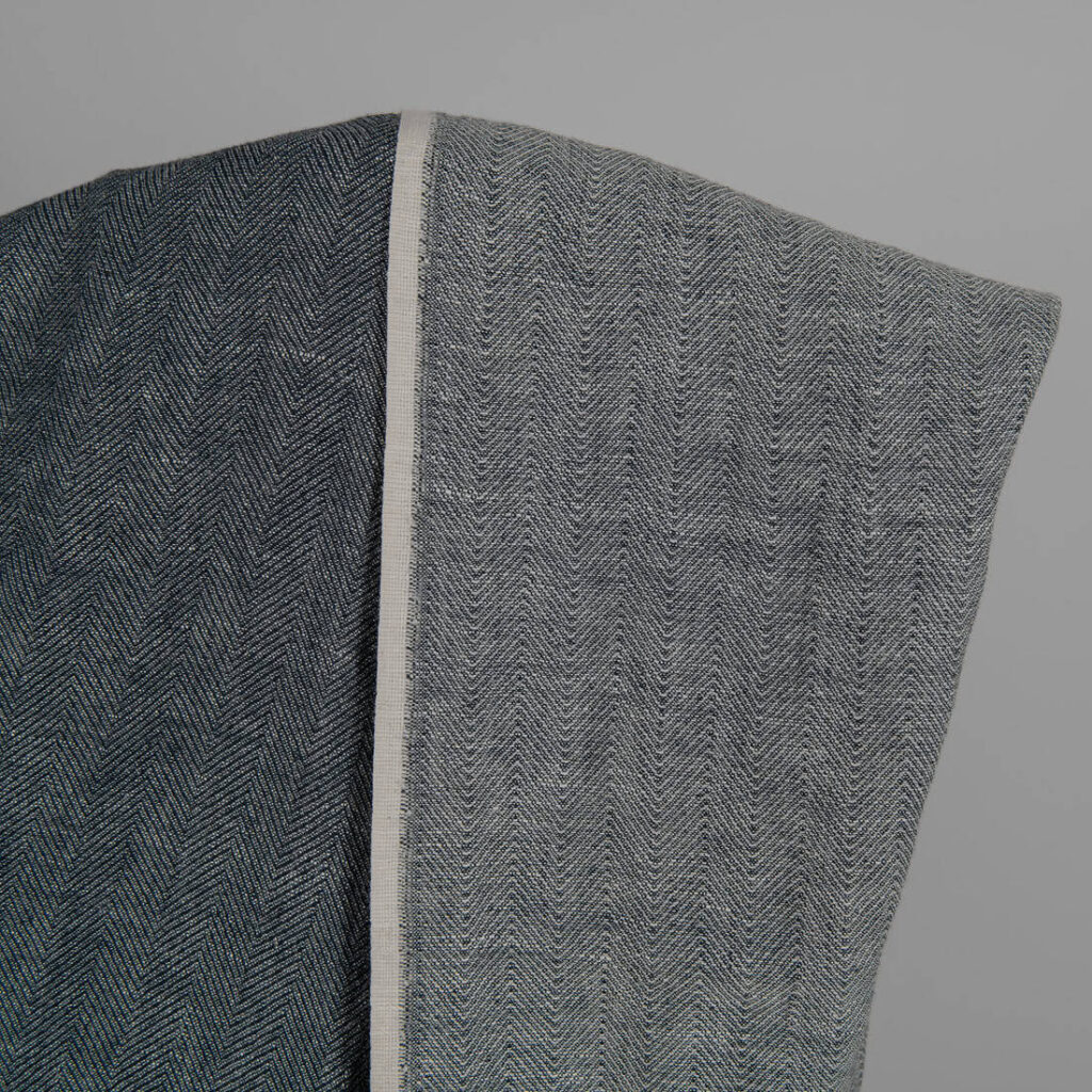 Leinen-Wollestoff schwarz-weiß Fischgrat gewaschen 2 Washed linen wool fabric black white in herringbone pattern back side