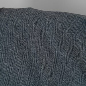 Leinen-Wollestoff schwarz-weiß Fischgrat gewaschen 9 Washed linen wool fabric black white in herringbone pattern close up detail