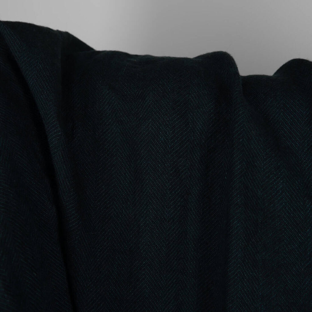Leinen-Wollestoff blauschwarz Fischgrat gewaschen 3 Washed linen wool fabric black in herringbone pattern close up detail