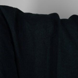 Leinen-Wollestoff blauschwarz Fischgrat gewaschen 9 Washed linen wool fabric black in herringbone pattern close up detail