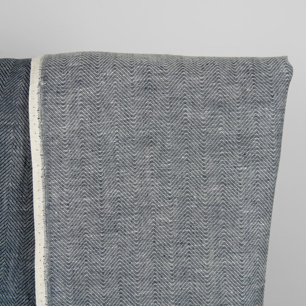 Leinen-Wollestoff schwarz-weiß Fischgrat 2 Linen wool fabric blueish-black and white herringbone lighter side