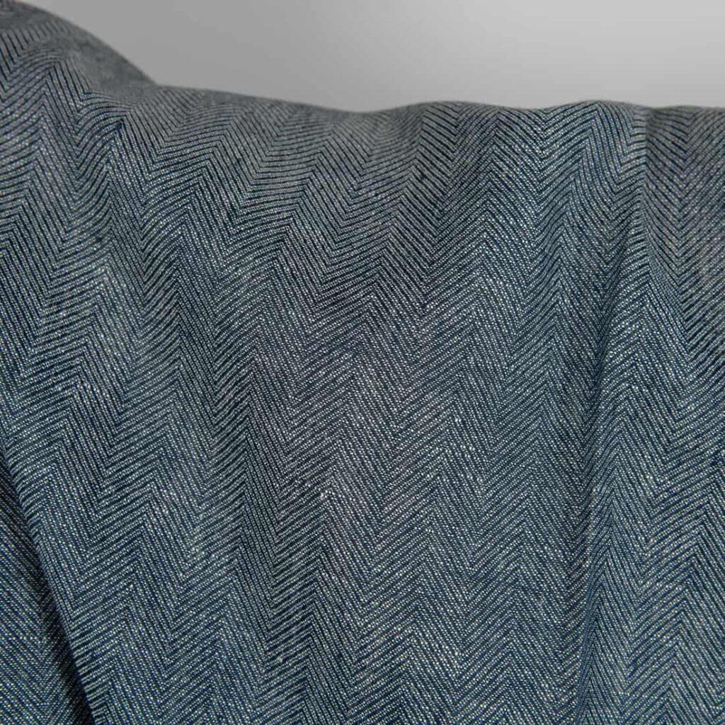 Leinen-Wollestoff schwarz-weiß Fischgrat 3 Linen wool fabric blueish-black and white herringbone close up detail