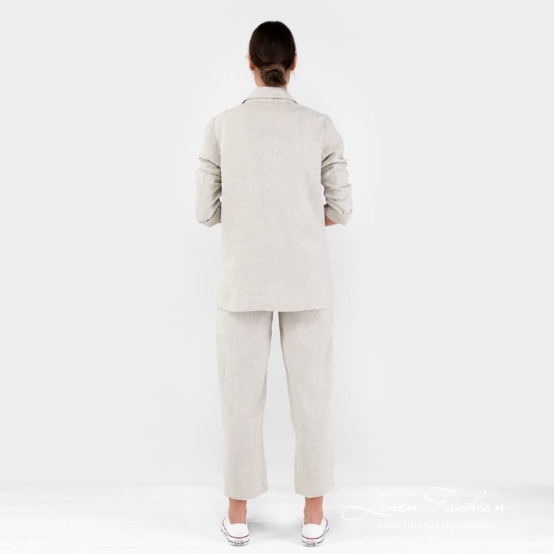 Light grey jacket of 100% linen fabric.