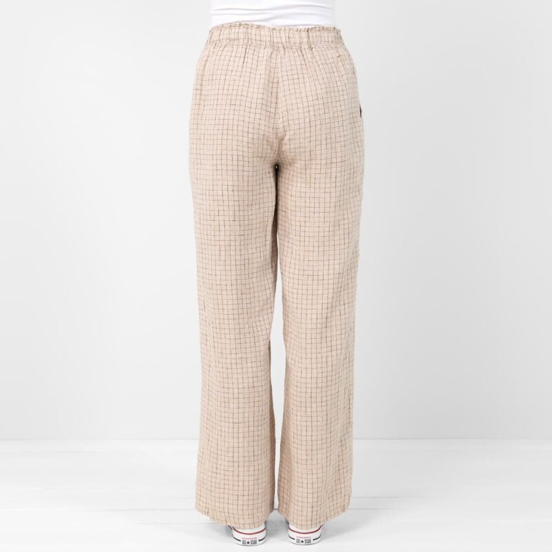 Checked linen brownish pants, view from the back