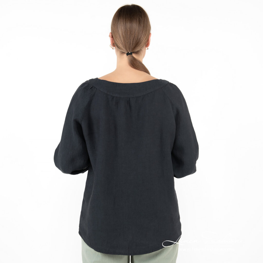 FREDA Bluse dunkelblau 6 navy linen blouse, from back side.