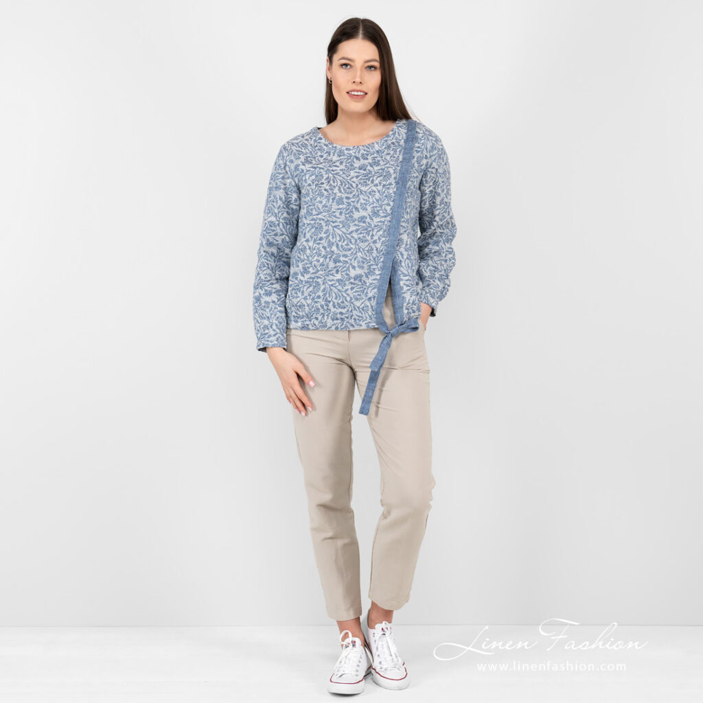 CYBIL Bluse blau 2 Linen cotton blue flower blouse in full view.
