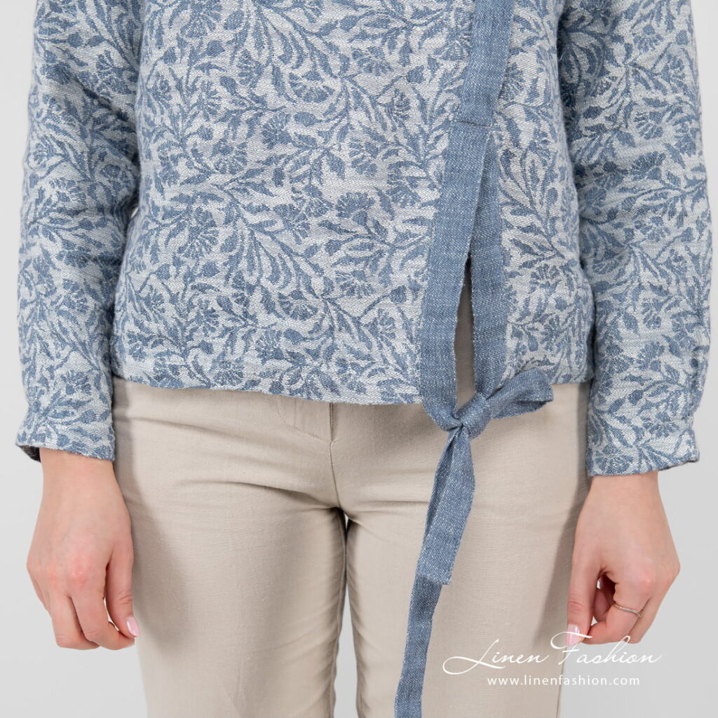 CYBIL Bluse blau 3 Linen cotton blue flower blouse with ribbon at bottom.